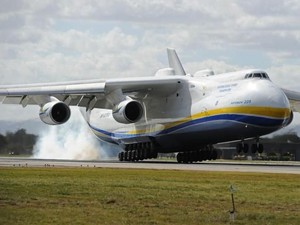 Lihat Lagi Pesawat Kargo Terbesar Antonov Mendarat di Yogyakarta
