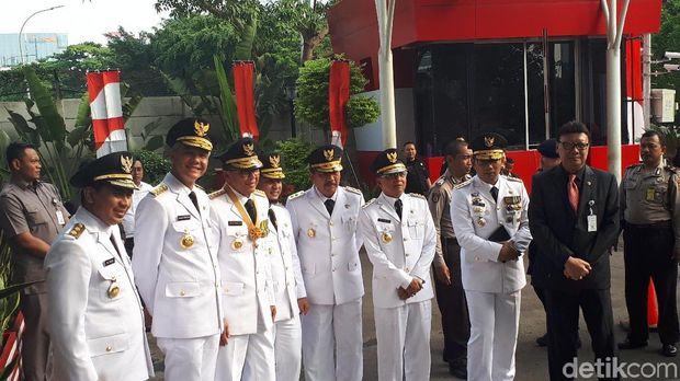 Mendagri Tjahjo Kumolo bersama para gubernur/wagub baru di gedung KPK, Rabu (5/9/2018)