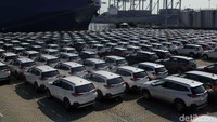 Di bawah Xpander ada Toyota Rush. Foto: Pradita Utama