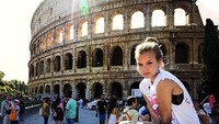 Liburan ke Italia rasanya memang tak lengkap kalau belum berkunjung ke Collosseum ya. (josephineskriver/Instagram)