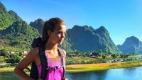Ini gaya Josephine saat berkunjung ke Han Son Dong di Vietnam. (josephineskriver/Instagram)