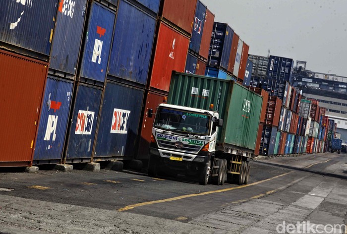 Suasana aktivitas bongkar muat di Jakarta International Container Terminal, Jakarta Utara, Rabu (5/9/2018). Aktivitas bongkar muat di pelabuhan tetap jalan di tengah nilai tukar rupiah terhadap dolar AS terpuruk. Begini suasananya.