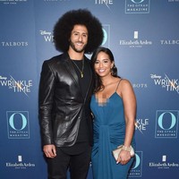 Colin yang pada 2017 menerima penghargaan  SI Muhammad Ali Legacy Award dalam ajang SPORTS ILLUSTRATED 2017 Sportsperson of the Year Show punya alasan kuat kenapa dia memilih tidak menghormati lagu kebangsaannya. “Aku tidak akan berdiri untuk menunjukkan kebanggaanku pada sebuah bendera negara yang menindas orang-orang kulit hitam dan orang-orang kulit berwarna lainnya. Bagiku, ini lebih besar dari sekadar football,” katanya. Foto: Getty Images