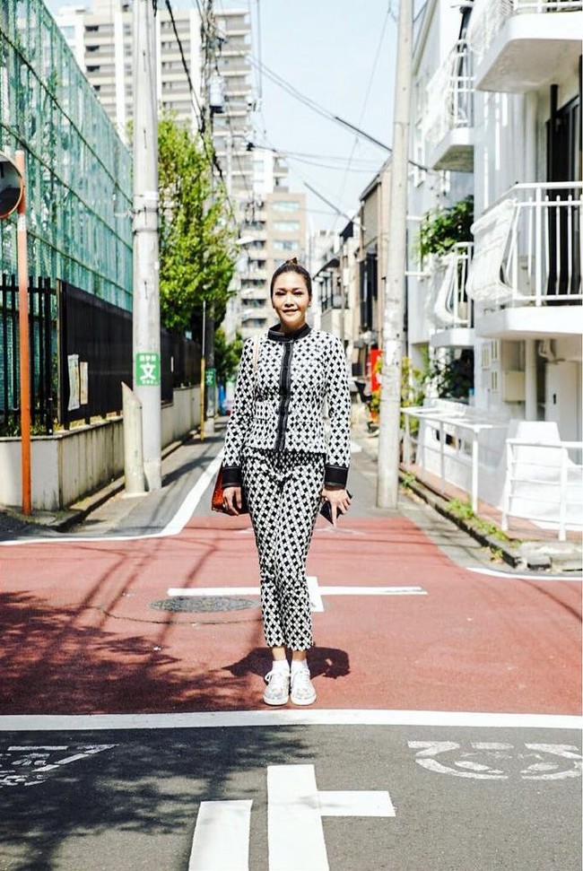 Masih dalam rangkaian liburannya ke Jepang, Maia memilih sepatu sneakers yang nyaman untuk menelusuri Tokyo. Pentolan grup musik Ratu itu memakai sneakers metalic dari Givenchy seharga Rp 7,9 juta. Foto: Instagram @ maiaestiantyreal