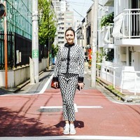 Masih dalam rangkaian liburannya ke Jepang, Maia memilih sepatu sneakers yang nyaman untuk menelusuri Tokyo. Pentolan grup musik Ratu itu memakai sneakers metalic dari Givenchy seharga Rp 7,9 juta. Foto: Instagram @ maiaestiantyreal