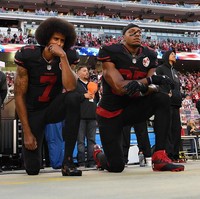 Di negaranya, Colin Kaepernick menjadi sosok yang kontroversial karena pernah menolak berdiri saat lagu kebangsaan Amerika The Star-Spangled Banner dikumandangkan jelang pertandingan sebagai bentuk protesnya terhadap kebijakan Presiden AS Donald Trump. Bagi pendukung Trump, iklan tersebut adalah keselahan besar yang direspons dengan gerakan boikot produk Nike. (Foto: Getty Images)