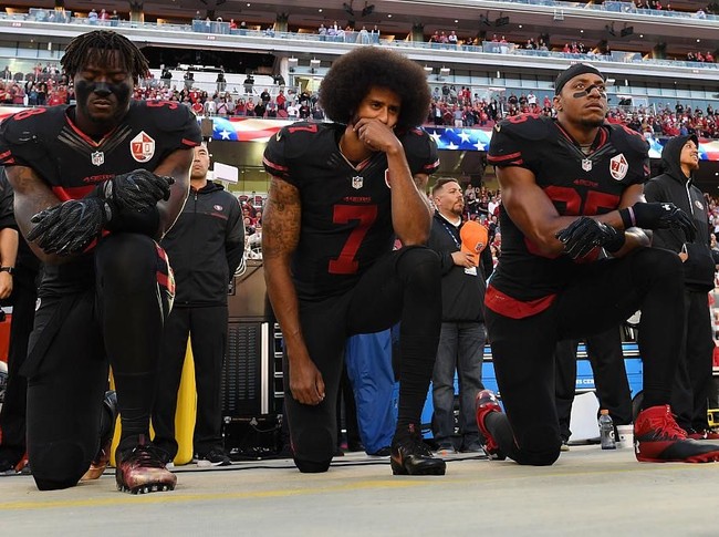 Di negaranya, Colin Kaepernick menjadi sosok yang kontroversial karena pernah menolak berdiri saat lagu kebangsaan Amerika The Star-Spangled Banner dikumandangkan jelang pertandingan sebagai bentuk protesnya terhadap kebijakan Presiden AS Donald Trump. Bagi pendukung Trump, iklan tersebut adalah keselahan besar yang direspons dengan gerakan boikot produk Nike. (Foto: Getty Images)