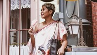 Yummy! Saat berkunjung ke Tokyo, Dira menikmati es krim bentuk Mickey Mouse. Dira yang pernah merilis album Something about the Girl ini selalu tampil fashionable dalam berbagai kesempatan. Foto: instagram @dirasugandi