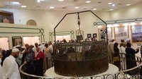 Ini merupakan bagian atas sumur asli dari sumur zamzam. Dipajang lengkap dengan embernya.