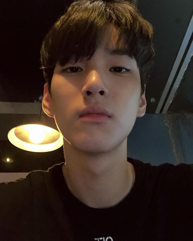 Sung Jin pertama kali mencuri atensi netizen Korea ketika masih menjadi siswa Jeocheon Industrial High School. Foto: Instagram @limsungjinn