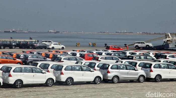 Ratusan mobil merk Toyota yang siap di ekspor berada di Indonesia Kendaraan Terminal, Tanjung Priok,  Jakarta Utara, Rabu (5/9). Toyota Indonesia mencatat telah mengekspor total 1,38 juta unit kendaraan completely built up (CBU)‎ sejak mulai pengapalan Kijang generasi ketiga pada Agustus 1987 hingga Juli 2018.