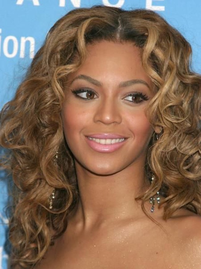 Dari foto lamanya membuktikan bahwa penyanyi 37 tahun itu tak menua. Justru di foto 2004 ini penampilan Beyonce tampak lebih tua dibanding kini.  Foto: Getty Images