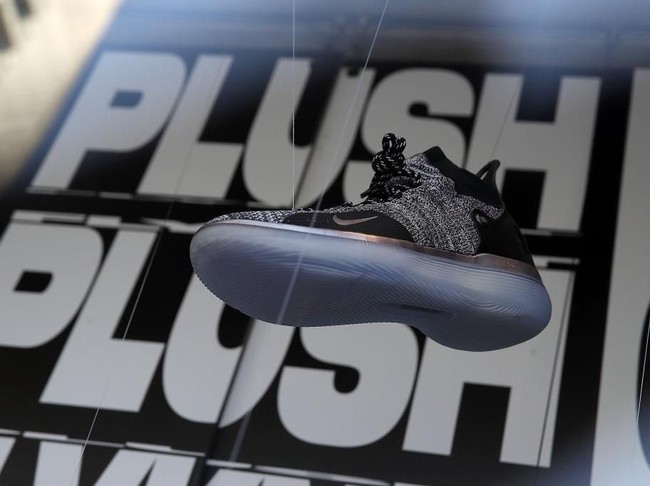 Pada 2011, Nike pernah dikecam karena mengganti slogan Just Do It pada produk-produk mereka dengan kata Dope, Get High dan Ride Pipe.  Banyak yang tak setuju dengan perubahan tersebut karena kata-kata itu lekat dengan penggunaan narkoba. (Foto: Getty Images)