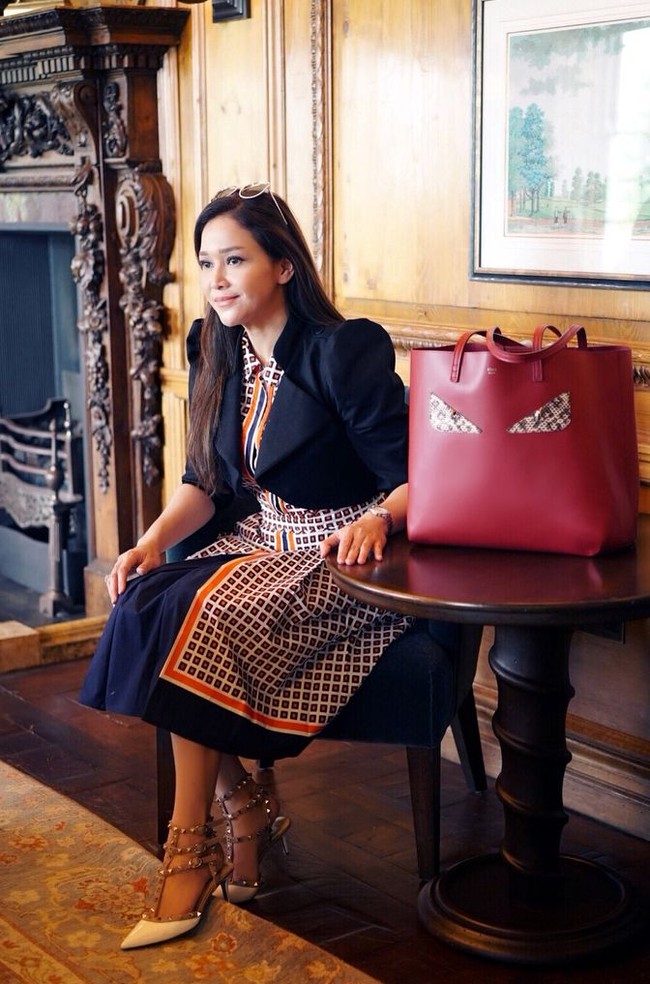Maia tampil elegan dengan dress Tory Burch dan sepatu sandal Valentino. Sepatu sandal favorit selebriti ini harganya mencapai belasan juta rupiah. Foto: Instagram @ maiaestiantyreal