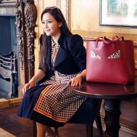 Maia tampil elegan dengan dress Tory Burch dan sepatu sandal Valentino. Sepatu sandal favorit selebriti ini harganya mencapai belasan juta rupiah. Foto: Instagram @ maiaestiantyreal