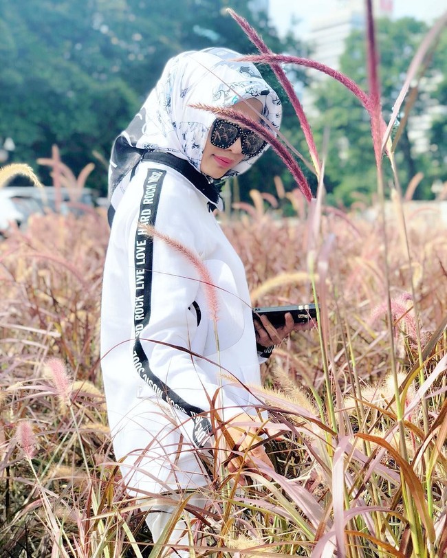 Saat berolahraga, Sucianti tampak stylish mengenakan track suit dari Adidas. Penampilannya masih seperti anak muda.  Foto: Instagram/sss.suci