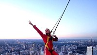 Ini gaya Josephine waktu mencoba vertical walking di Toronto. Selain cantik, rupanya Josephine suka aktivitas yang memacu adrenalin ya. (josephineskriver/Instagram)