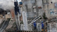 Proses pemasangan turap dikebut menjelang musim hujan sebagai salah satu solusi untuk mengatasi banjir.