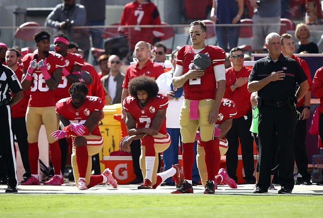 Protes yang ramai dilakukan oleh konsumen Nike pro Donald Trump ini dipicu aksi Colin Kaepernick pada 2016. Dia tidak berdiri untuk menghormati pengibaran bendera dan lagu kebangsaan Amerika The Star-Spangled Banner yang dikumandangkan jelang pertandingan football. Aksi Colin ini tentu saja mendapatkan banyak protes dari sesama warga Amerika Serikat. Foto: Dok. Getty Images