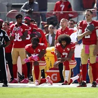 Protes yang ramai dilakukan oleh konsumen Nike pro Donald Trump ini dipicu aksi Colin Kaepernick pada 2016. Dia tidak berdiri untuk menghormati pengibaran bendera dan lagu kebangsaan Amerika The Star-Spangled Banner yang dikumandangkan jelang pertandingan football. Aksi Colin ini tentu saja mendapatkan banyak protes dari sesama warga Amerika Serikat. Foto: Dok. Getty Images