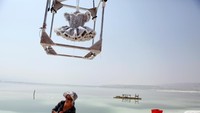 Salah satu hasil karya seni Landau adalah sebuah gaun balerina yang seluruh media pembuatannya berasal dari garam di perairan Laut Mati. Nir Elias/Reuters.