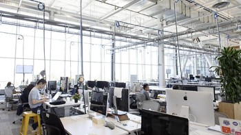 Ruang kerja karyawan yang mengambil konsep open space. (Foto: Michael Short/Bloomberg)