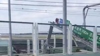 Topan Jebi merobohkan papan penanda jalan di jembatan yang menghubungkan Osaka dengan Bandar Udara Kansai. Twitter/@___whgg/Social Media/via Reuters.