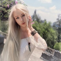 Valeria Lukyanova melakukan operasi demi mirip Barbie. Ia juga melakukan operasi pembesaran payudara. Foto: Instagram