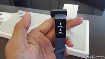 Fitbit tak mau kalah dengan memamerkan Charge 3. (Foto: detikINET/Muhamad Imron Rosyadi)