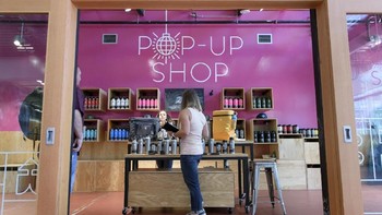 Terdapat toko pop-up yang menjual barang-barang dari berbagai vendor.  (Foto: Michael Short/Bloomberg)
