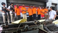 Tanah yang digugat oleh pelaku berada di daerah Jakarta Timur. Tanah seluas 2,9 hektare milik Pemprov DKI dibeli oleh pemprov tahun 1985 dengan sertifikat kepemilikan atas nama J dan saat ini dijadikan gedung Samsat Jakarta Timur.