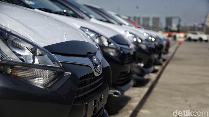 Ratusan mobil merk Toyota yang siap di ekspor berada di Indonesia Kendaraan Terminal, Tanjung Priok,  Jakarta Utara, Rabu (5/9). Toyota Indonesia mencatat telah mengekspor total 1,38 juta unit kendaraan completely built up (CBU)‎ sejak mulai pengapalan Kijang generasi ketiga pada Agustus 1987 hingga Juli 2018.