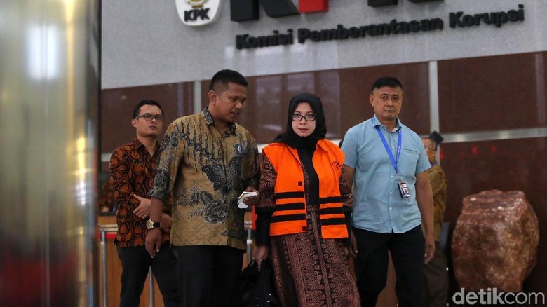 Diperiksa Bareng Idrus Marham, Eni Mengaku Tak Enak Badan Diperiksa Bareng Idrus Marham, Eni Mengaku Tak Enak Badan