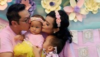 Shezy dan sang suami yang merayakan ulang tahun putrinya, Keisha. Dok. Instagram/shezy_idris