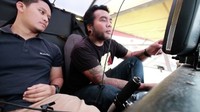 Erix tampak mengunggah videonya sedang berlatih menerbangkan pesawat. Dok. Instagram/erixsoekamti