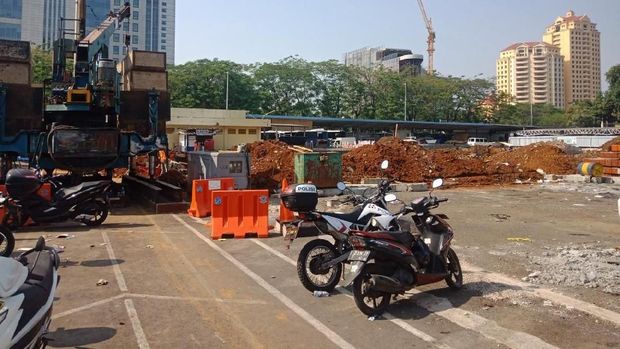 Proses pembangunan gedung parkiran Polda Metro Jaya