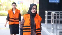 Eni datang untuk menjalani pemeriksaan lanjutan dengan mengenakan rompi tahanan KPK.