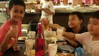 Masih dari momen hangout bareng sama temannya, Ivan hendak menikmati minuman di tangannya. Seru banget sih. Foto: Instagram ivanderdamares