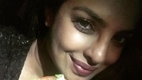 Walaupun memiliki bentuk tubuh yang ideal, Priyanka tetap sesekali makan burger. Yummy! (instagram/priyankachopra)