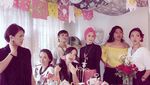 10 Momen Seru Dira Sugandi Bersama Makanan