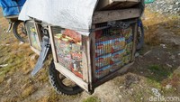 Inilah awal dari perjalanannya. Ia tekun mengumpulkan modal untuk membeli motor agar bisa berjualan di kabupaten di atas awan, Pegaf. Modal nekatlah yang membawanya sampai ke Anggi (Masaul/detikTravel) 