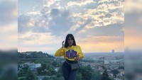 Gaya Georgina di rooftop, dengan panorama Kota Turin yang cantik di belakangnya (georginagio/Instagram)