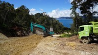 Sebagai gambaran, para pedagang yang memiliki warung atau toko di Kabupaten Arfak didominasi pendatang dari Toraja atau Makassar. Satu lagi pedagang di sana yakni pedagang keliling yang menggunakan motor. Mereka menjual berbagai kebutuhan pokok hingga makan ringan (Masaul/detikTravel)