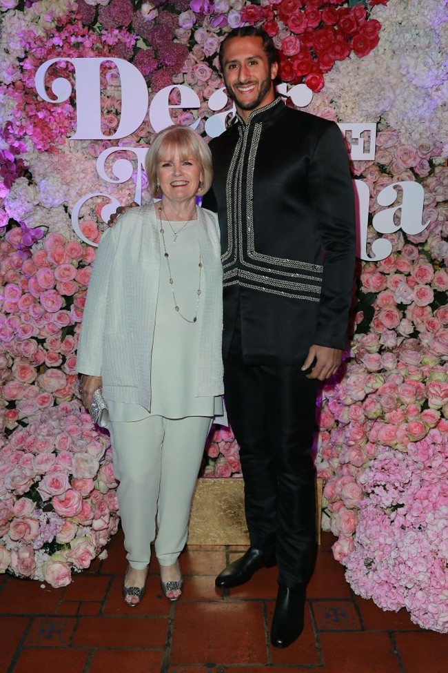 Colin Kaepernick sendiri lahir dari orangtua ras campuran. Ibunya, Heidi Ruso, seorang kulit putih. Sedangkan ayahnya yang sudah meninggalkannya sebelum dia lahir, keturunan Afrika-Amerika. Foto: Getty Images