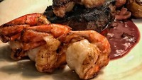 Potongan dagingnya yang lembut, membuat filet mignon cocok disandingkan dengan udang, kentang goreng, dan saus mushroom seperti buatan @philsgastronomy. Foto: Instagram