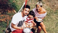 Bersama suami dan buah hatinya, Dira asyik makan di taman. Lauknya memang tidak terlihat tapi pose makannya kelihatan seru banget ya. Si kecil Savanna bahkan lagi asyik mengunyah. Foto: instagram @dirasugandi