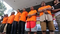 Para pelaku menggunakan sertifikat dan akta jual beli palsu untuk menggugat Pemerintah Provinsi DKI Jakarta.