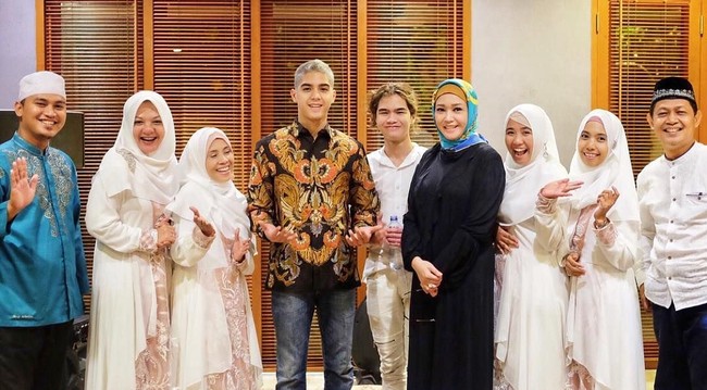 Baru-baru ini, Maia Estianty mencuri perhatian warganet karena tampil pakai hijab di pengajian khataman quran. Pengajian itu digelar dalam rangka ulang tahun kedua anaknya, Ahmad Al Ghazali dan Abdul Qodir Jaelani. Foto: Instagram/MaiaEstiantyReal