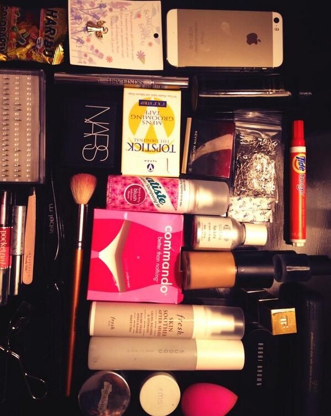 Ini senjata Emma Watson saat menghadiri acara. Ia menyiapkan peniti, penghilang noda, double tape, hingga camilan favorit agar selamat dari acara karpet merah. Foto: Twitter @MTV 