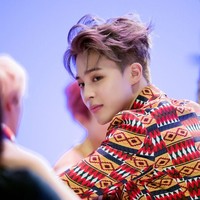 Penggemar BTS tentu tahu berapa banyak Jimin telah berjuang untuk menjaga berat badan yang sehat. Saat ia memulai debutnya pada 2013, Jimin memiliki pipi yang chubby dan berat badannya berfluktuasi. Jimin pernah mengikuti diet ketat yang membuatnya sangat lelah hingga ia pingsan saat latihan menari. Meskipun Jimin sekarang telah mencapai berat badan yang lebih sehat, ia masih sangat memperhatikan apa yang dia makan. Foto: Istimewa